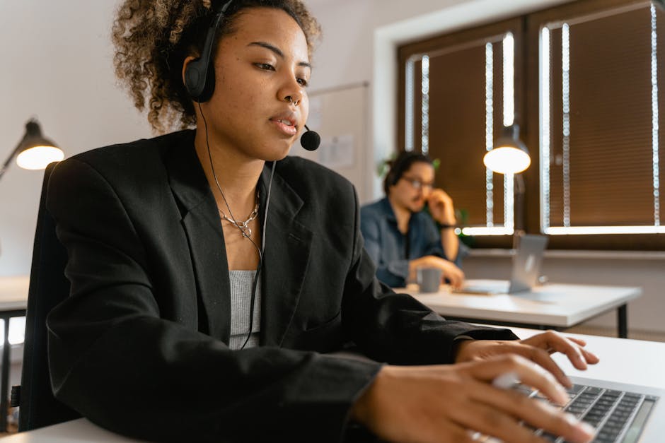 brazilian business woman working on laptop with AI assistant