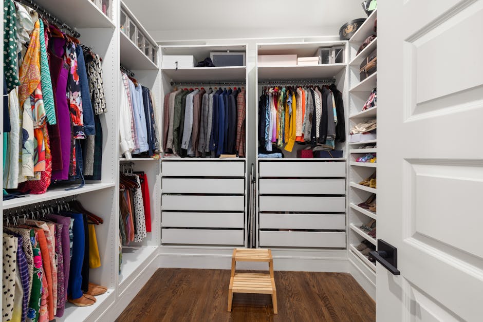 minimalist closet organization